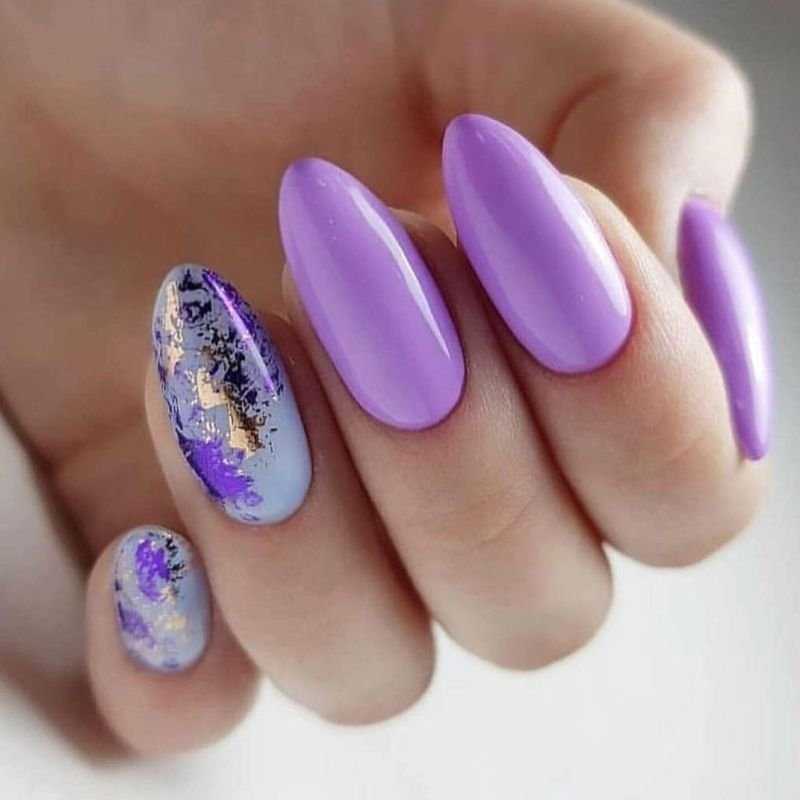 Благодаря своей уникальной способности уместно и красиво смотреться на ногтях в любое время года фиолетовый маникюр часто становится выбором современных