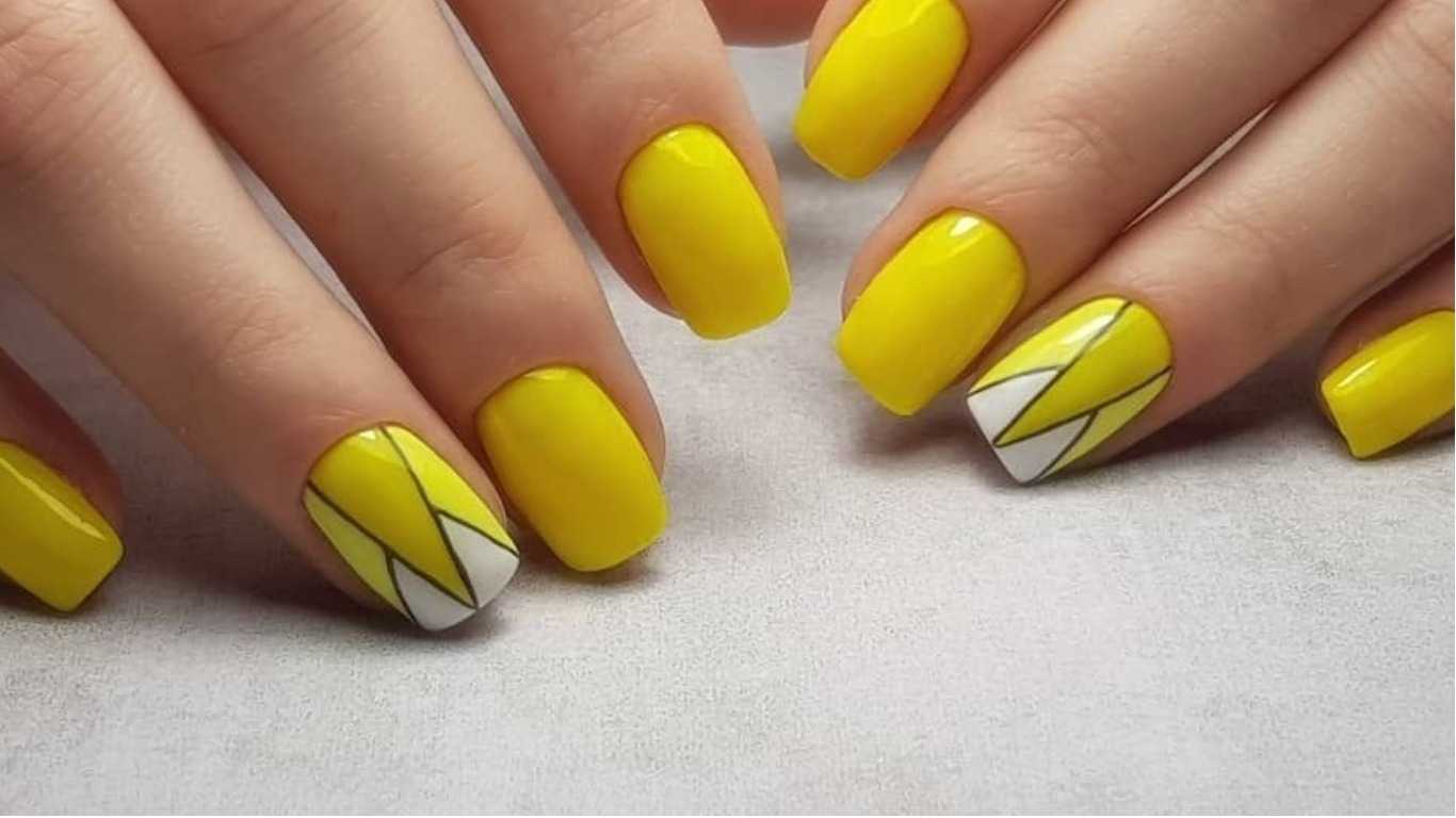 Жёлтый маникюр на квадратные ногти