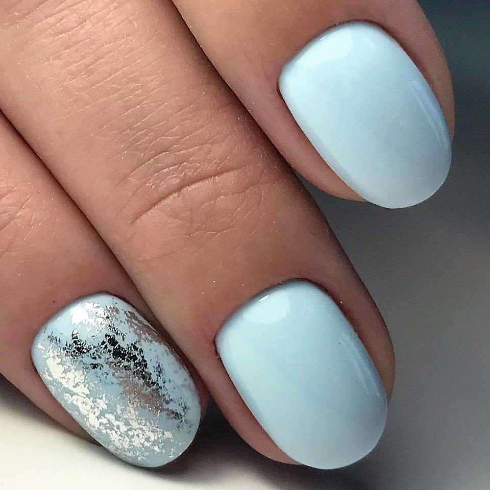 Ногти в нежно голубом цвете фото