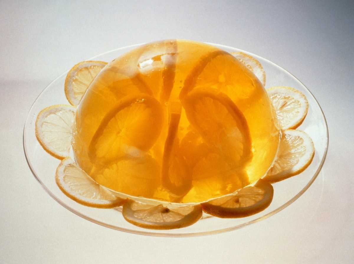 Желтый желейный. Желе из Лимонов апельсинов мандаринов. Апельсиновое желе. Лимонное желе. Желе из апельсина.