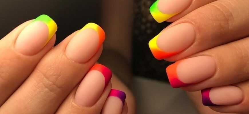 Цветной френч в 2022 году: фото модного дизайна на ногтях