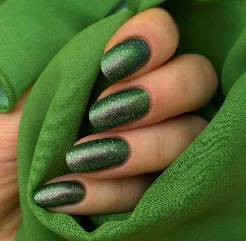 Дизайн ногтей зеленый. Шеллак малахит Шиммер. Зеленые ногти. Маникюр зеленый. Маникюр в Зеленовых тоне Ах.