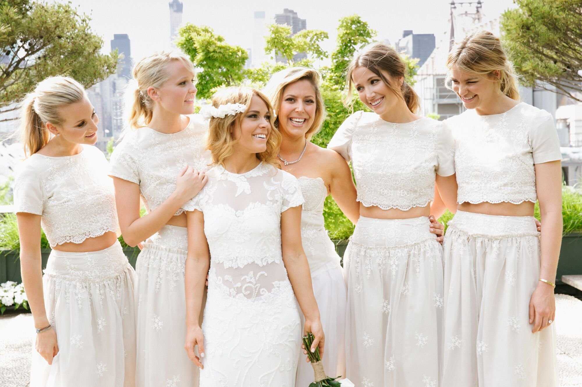Маму одевают белый наряд. Платье подружки невесты. Подружки невесты в белом. Гости на свадьбе одежда. Платье на свадьбу для гостей.