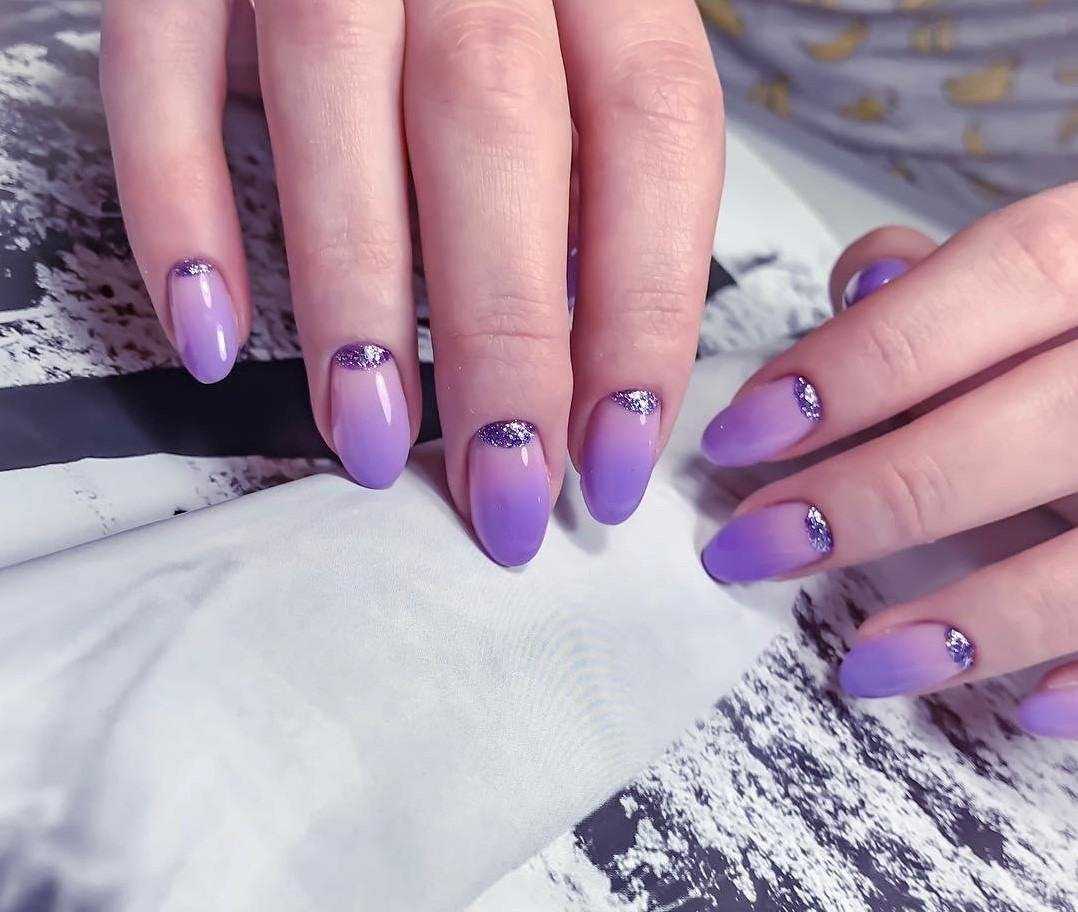 Маникюр фиолетовый с белым. фото с рисунками, со стразами, дизайны на короткие и длинные ногти