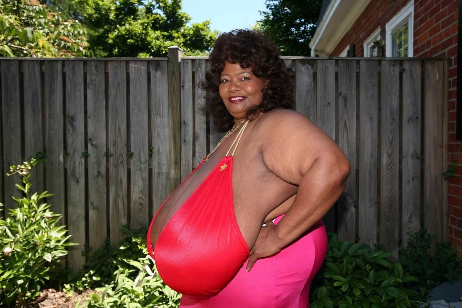 Рейтинг 15 женщин с самой большой грудью в мире