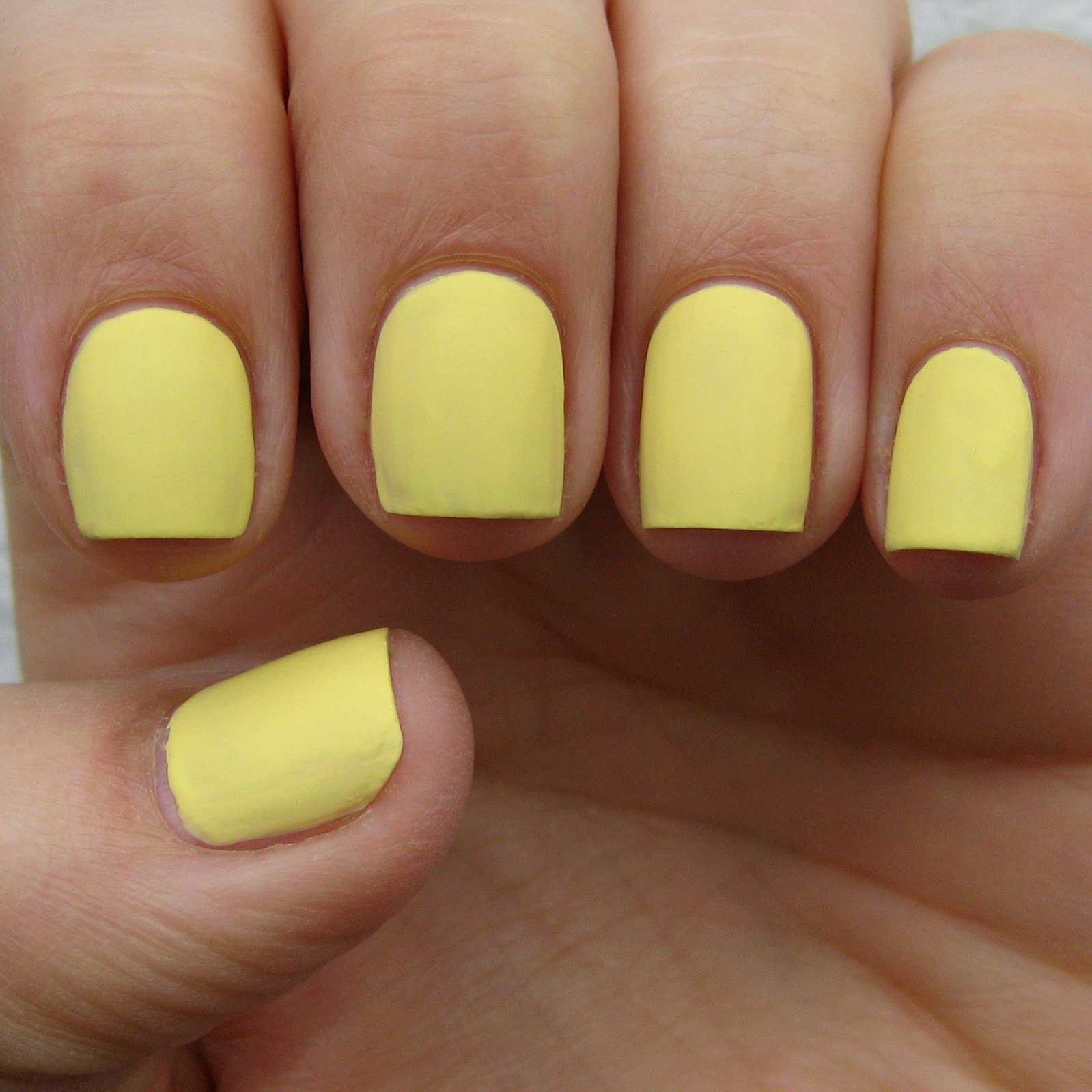 Лимонный дизайн ногтей. Желтый маникюр. Светло желтый маникюр. Жёлтый маникюр на короткие ногти. Бледно желтый маникюр.