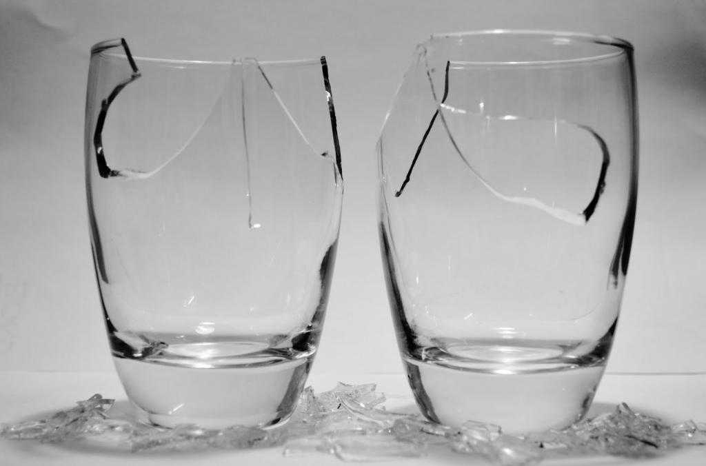 Разбитый бокал примета. Разбитые бокалы. Разбитый стакан. Колотые бокалы стекло. Битые бокалы.