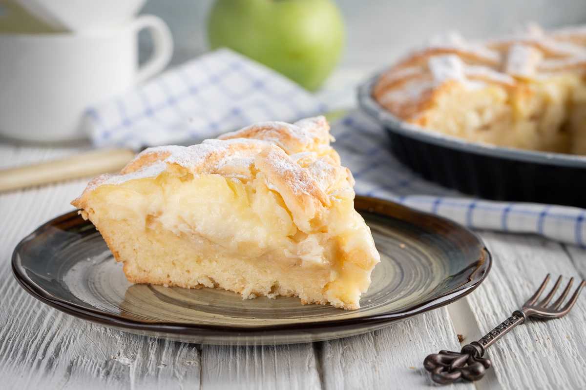 Заварной яблочный пирог. Яблочный торт с заварным кремом. Вкуснейший яблочный пирог с нежнейшим заварным кремом. Пирог с яблоками и заварным кремом. Яблочный тарт с заварным кремом.