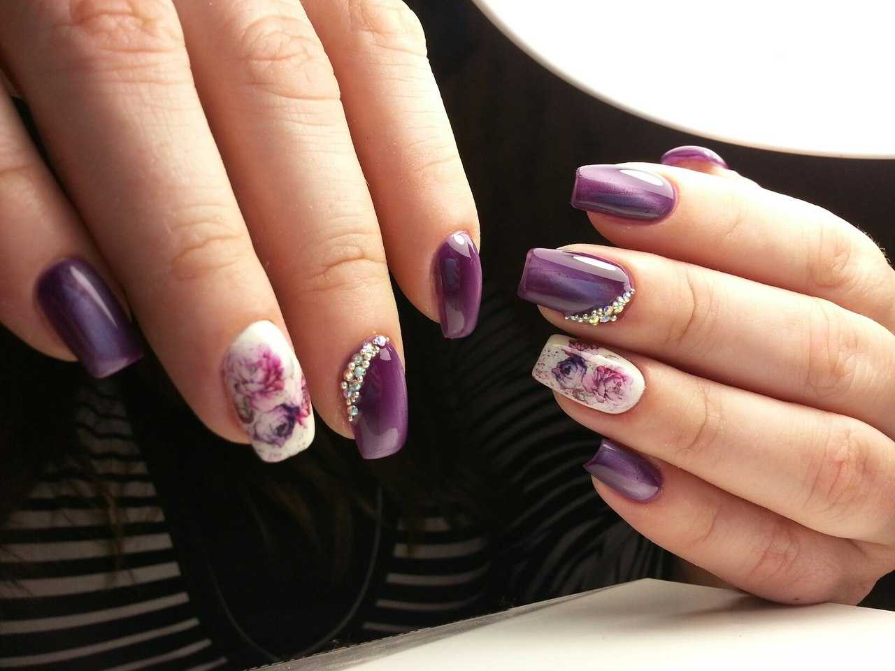 Фиолетовые ногти с розочками